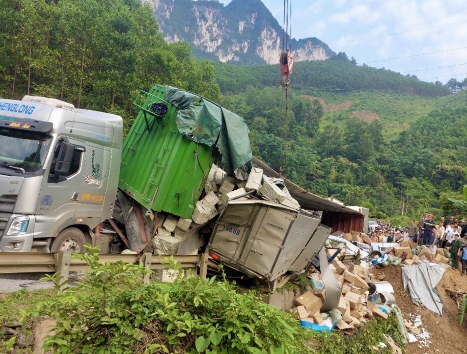 Hiện trường vụ tai nạn trên Quốc lộ 3 đoạn qua xã Nguyễn Huệ, huyện Hoà An. 