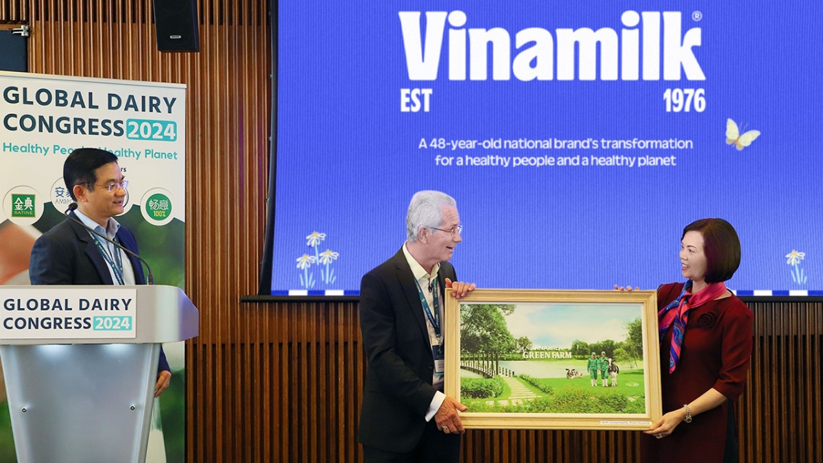 Đại diện Vinamilk trao tặng bức tranh trang trại Green Farm của Vinamilk đến chủ tịch hội nghị sữa toàn cầu - ông Richard Hall (bên trái)