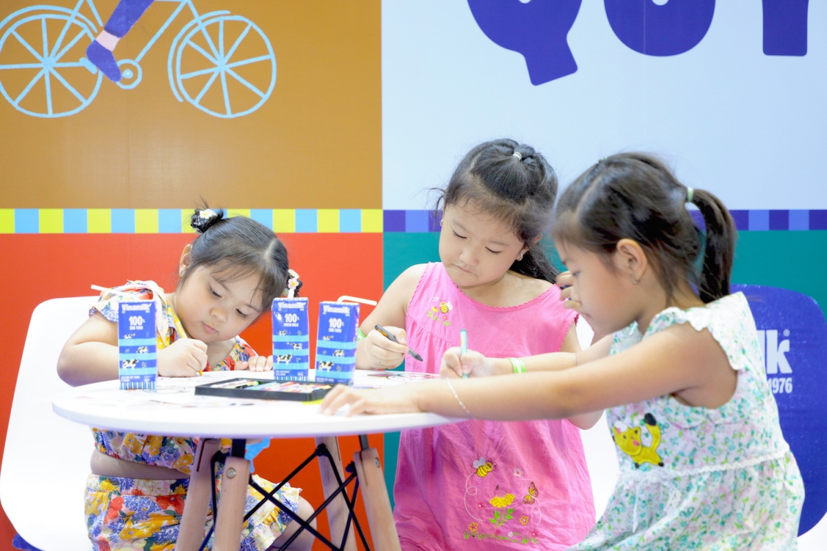 Các em nhỏ được uống sữa thỏa thích, tham gia sân chơi miễn phí và các hoạt động đổi vỏ hộp sữa lấy quà, check-in góp cây cho rừng nhân ngày 1/6