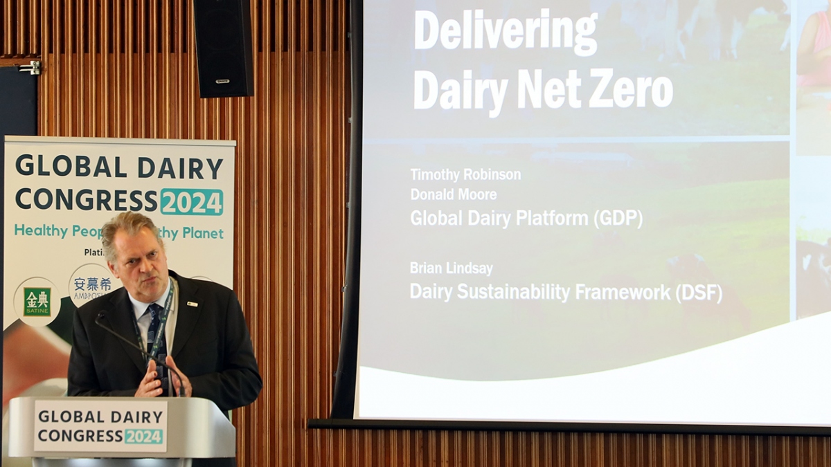 Ông Timothy Robinson trình bày về chủ đề Net Zero của ngành sữa, nhấn mạnh vai trò dẫn dắt của các quốc gia và doanh nghiệp lớn