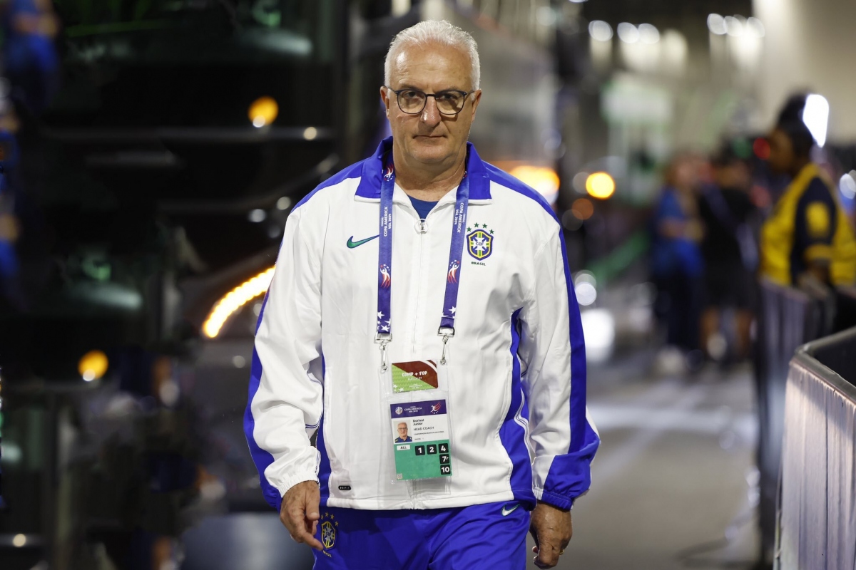 HLV Dorival Júnior của ĐT Brazil tiến vào sân đấu. (Ảnh: CBF). 
