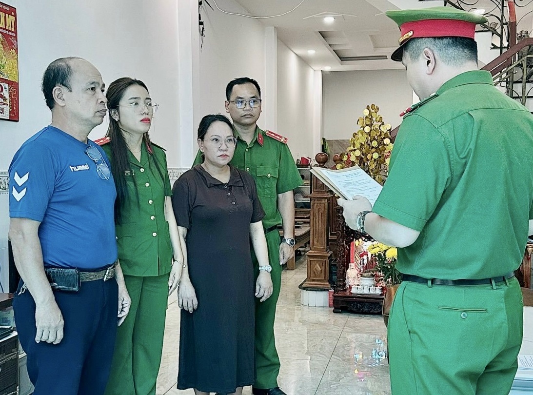 Công bố quyết định khởi tố bị can Văn Phương Thuý, Giám đốc Công ty TNHH Thành Đạt. (Ảnh: CACC)