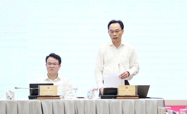 Thứ trưởng Bộ Giáo dục và Đào tạo Hoàng Minh Sơn trả lời báo chí - (Ảnh: VGP)