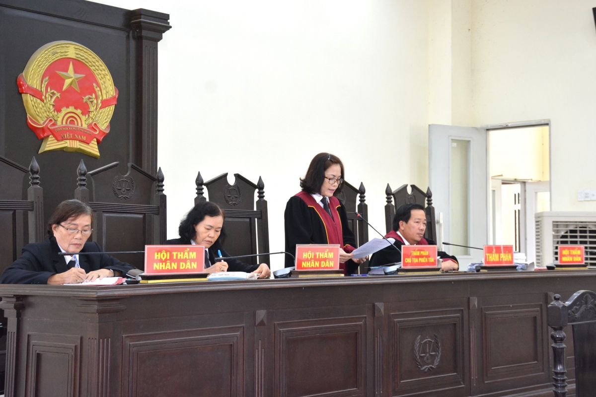 Hội đồng xét xử tuyên phạt bị cáo Phương tù chung thân về tội “giết người” (Ảnh: Quang Anh)