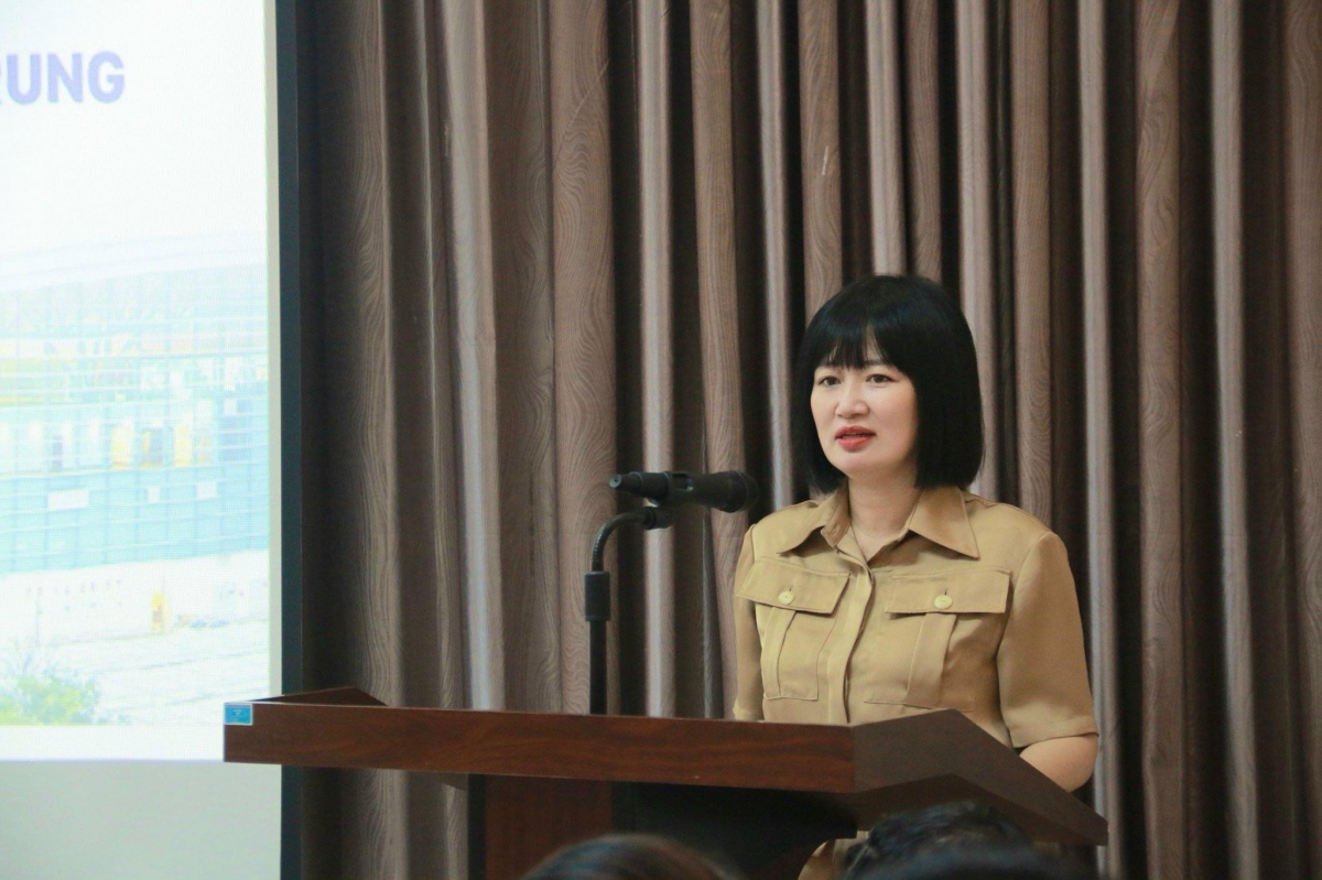 TS. Ngô Quỳnh Hoa, Phó cục Trưởng Cục phổ biến giáo dục - Bộ Tư pháp phát biểu tại hội thảo