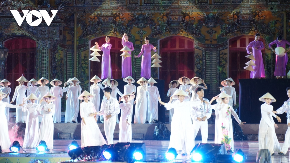 Fashion shows of Ao Dai (traditional long dress of Vietnamese women) are held as part of the festival.