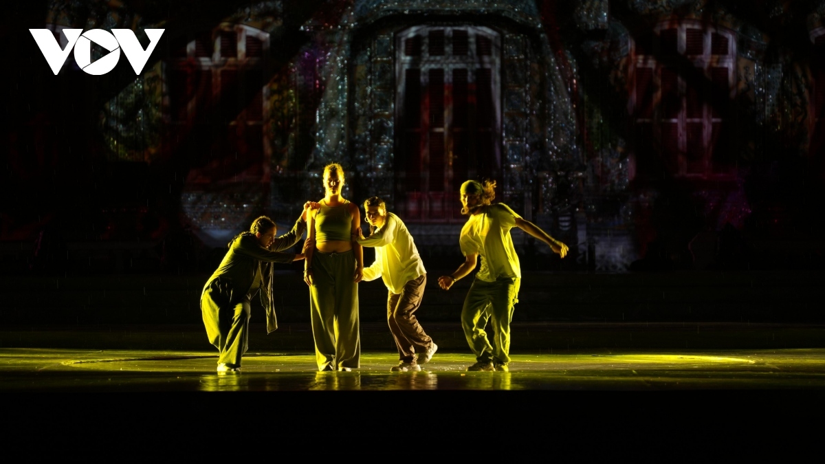 A performance by foreign art troupe during the opening night