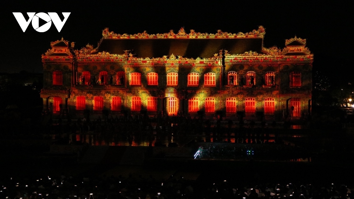 Using 3D Mapping technology, Kien Trung Palace is transformed into a dazzling spectacle, showcasing the unique beauty of its architecture and artistry.