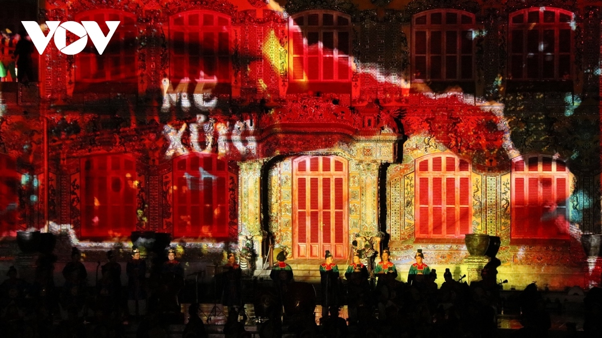 The light show introduces Hue’s culture to international friends, including the area’s unique cuisine.