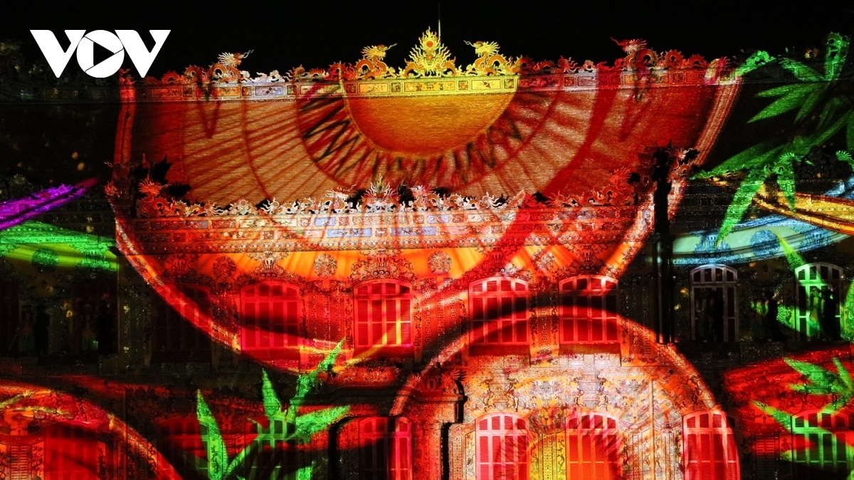 The essence of the ancient capital is seen through laser effects, an LED matrix, hologram projection lights, and 3D mapping on the semi-realistic art stage at Kien Trung Palace.