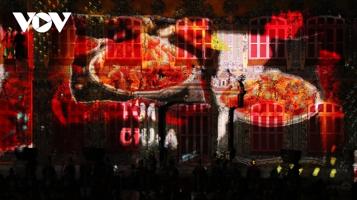 A light show depicts Tôm chua Huế (fermented sour shrimp sauce), a famous specialty of Hue.