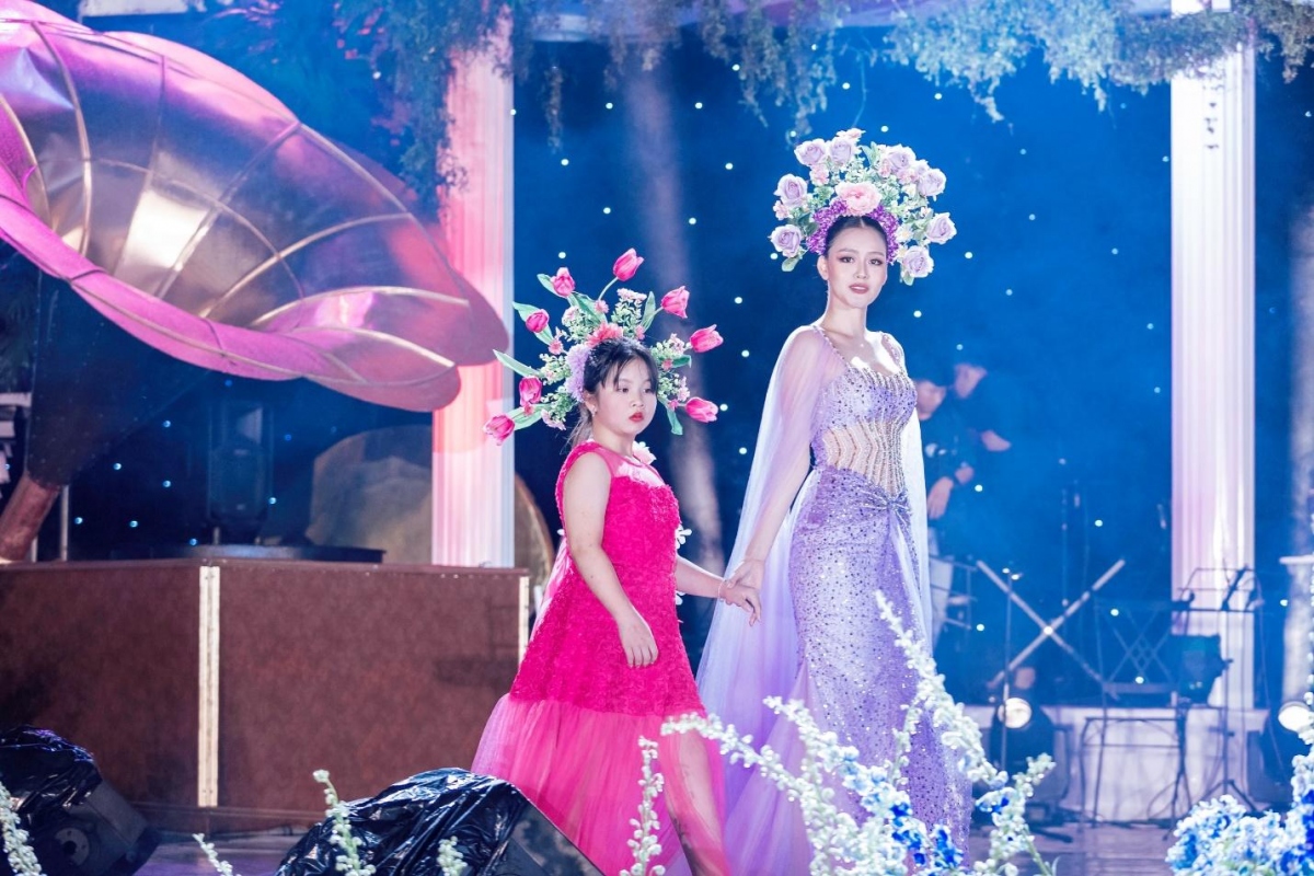Á hậu 4 cuộc thi Hoa hậu Siêu quốc gia 2023 Đặng Thanh Ngân và Á quân cuộc thi Tài năng Thanh thiếu niên Toàn cầu Nguyễn Lê Thùy Linh trình diễn vị trí first face, mở màn BST “Hoa trong em”.