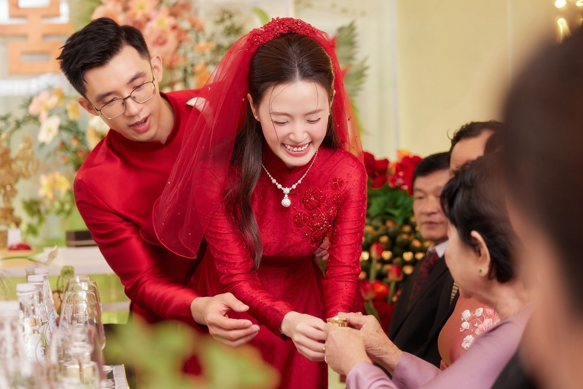 Midu tổ chức lễ vu quy với Minh Đạt tại nhà riêng ở TP Thủ Đức sáng 23/6. Midu đội khăn voan, diện áo dài cưới lấy cảm hứng hoa mơ trong tuyết. Cô hạnh phúc vì được bạn bè, đồng nghiệp và khán giả khen đẹp đôi, có tướng phu thê với ông xã.