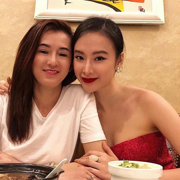 Mẹ của Angela Phương Trinh đã chia sẻ lại bài viết của Phương Trang và viết dòng chú thích cho biết con gái bị dẫn dắt, đang u mê. "Con tôi Phương Trinh bị dẫn dắt. Đã u mê phát ngôn những điều không đúng làm dậy sóng cộng đồng mạng. Tôi làm mẹ thật tình đã khuyên bảo nhưng không được. Tôi thật lòng xin lỗi cộng đồng mạng rất nhiều".