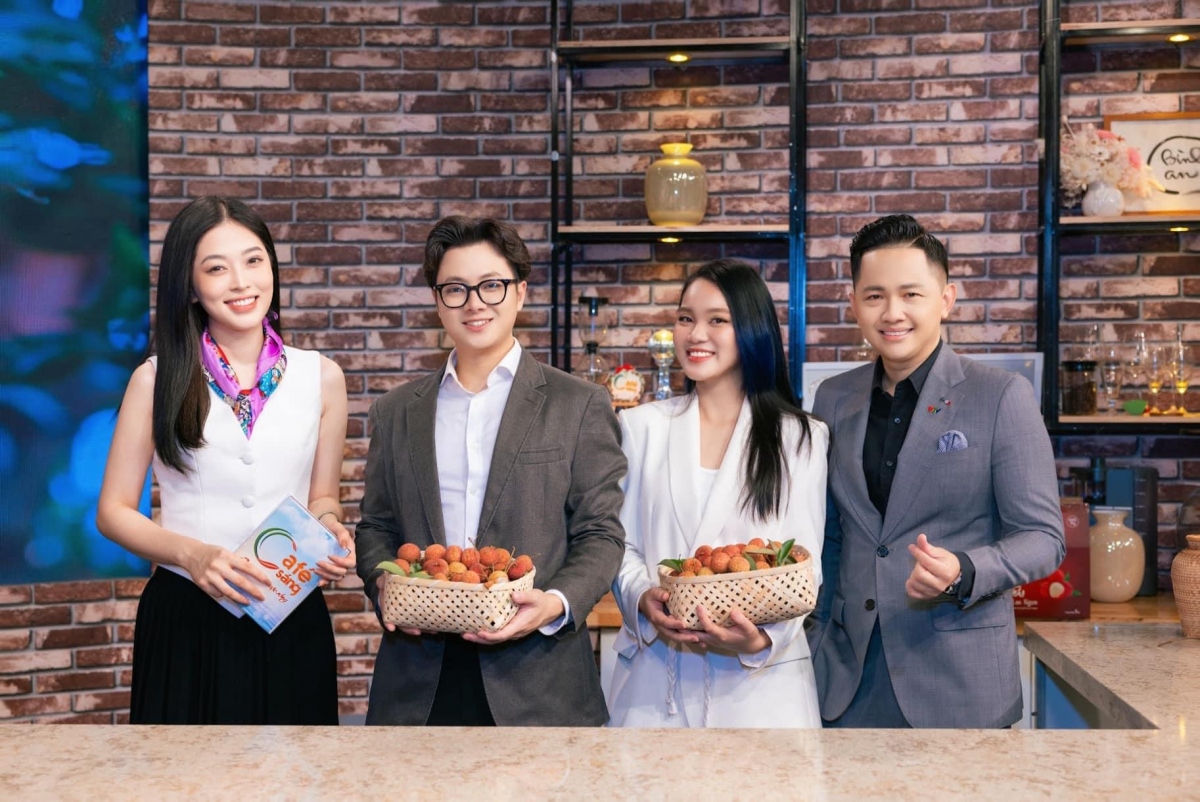 NTK Huệ Anh (thứ 2 từ phải sang) giới thiệu BST lấy cảm hứng từ vải thiều trong chương trình Cafe sáng của VTV