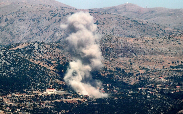 Cột khói bốc lên trong cuộc pháo kích của Israel vào làng Kfarshuba ở phía nam Lebanon gần biên giới với Israel, ngày 26/6/2024. Ảnh: AFP