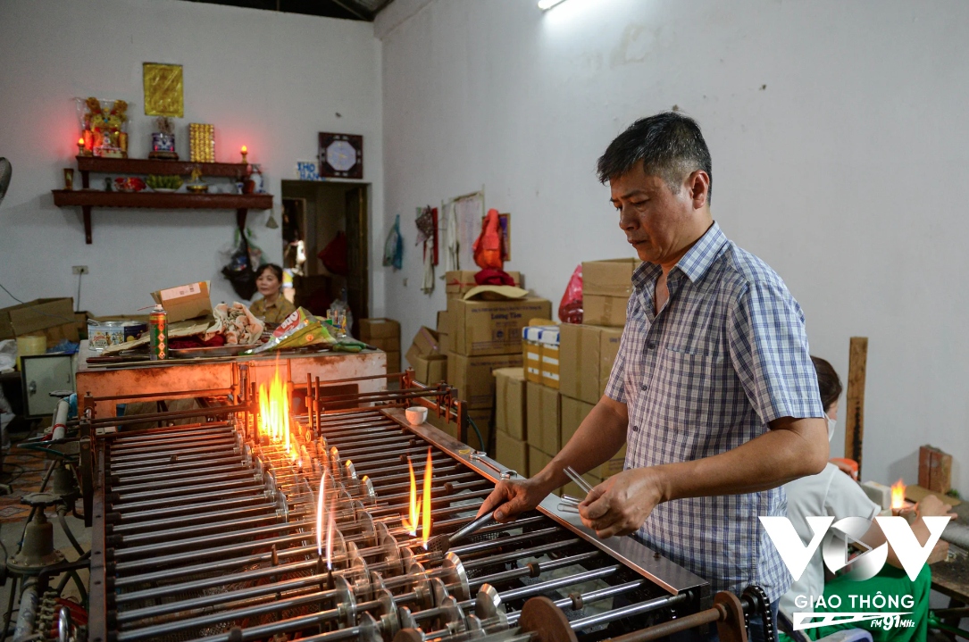 Làm bằng máy năng suất cao hơn, người thợ chỉ việc cho thủy tinh phôi được cắt theo độ dài sản phẩm vào máy