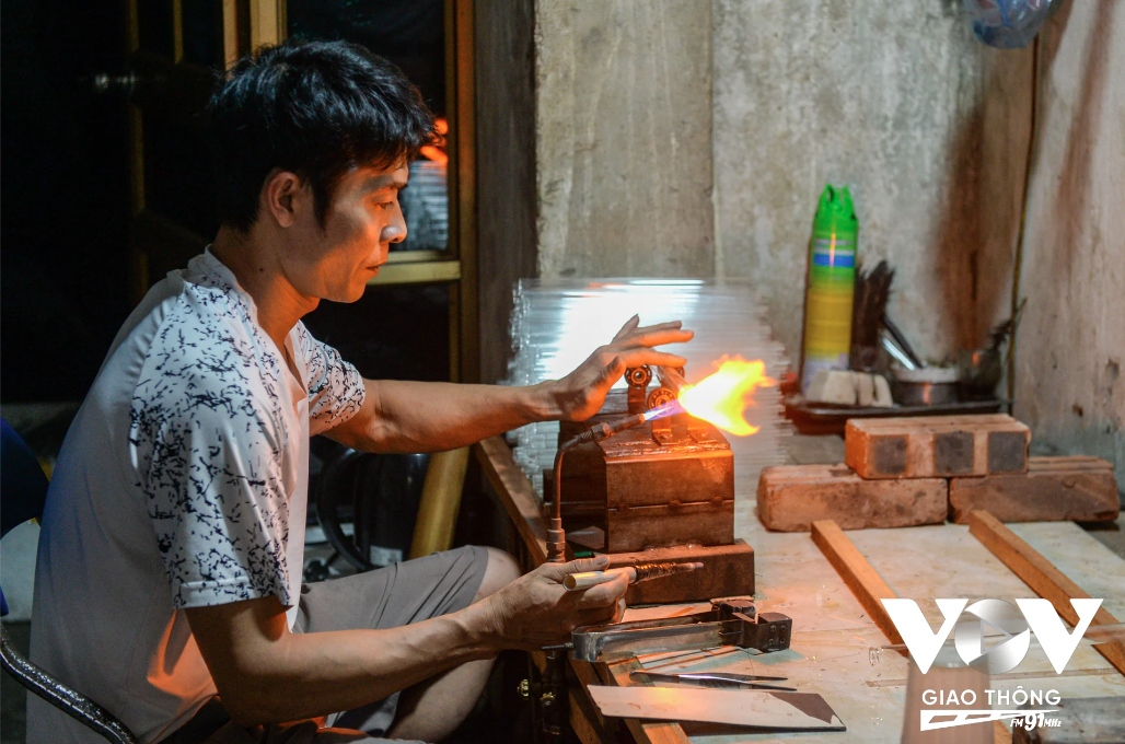 Nhà chị Ngà có 7 anh, em, đến ngay theo nghề thổi thủy tinh của bố chỉ có chị Ngà và người em trai thứ 5. Tiếp tục, sau thế hệ chị Ngà, thì chỉ có người con trai của chị là đang học và làm nghề thổi thủy tinh. Số người trẻ theo nghề thổi thủy tinh ngày càng ít đi, đây cũng là nỗi trăn trở của chị Ngà và những người làm lâu năm khi nghề có nguy cơ bị mai một.