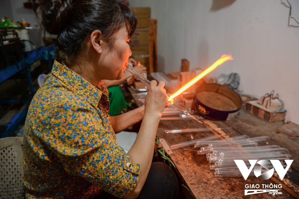 Chị Ngà học nghề thổi thủy tinh từ năm lên 16 tuổi, người thầy dạy nghề cho chị Ngà là bố của chị. Ngày ấy, chị Ngà theo bố đạp xe từ Thường Tín, Hà Tây (nay thuộc Hà Nội) ra Lò Đúc (Hà Nội) để làm nghề thổi thủy tinh. Trong trí nhớ của chị, hồi đó đạp xe từ Thường Tín ra tới phố Lò Đúc mất khoảng hơn 1 tiếng đồng hồ, ngày nào chị cũng theo bố đi thổi ống thủy tinh để đựng Philatop (một loại thuốc bổ từng nổi tiếng từ thời bao cấp và bây giờ vẫn còn sản xuất).