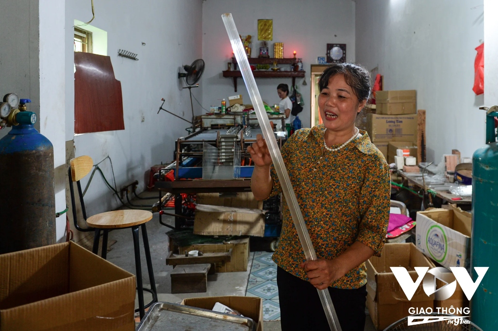 Phôi thủy tinh có nhiều loại, từ bề mặt trơn đến có họa tiết, đa dạng kích cỡ từ nhỏ đến to, từ phôi này sẽ làm ra các sản phẩm. Xưởng của chị Ngà có 6 người, nếu làm bằng tay, một ngày, một người làm được khoảng 1000 ống dùng xét nghiệm máu. Còn nếu trong thời tiết nóng nực của mùa hè thì không được số lượng sản phẩm trên vì nhiệt độ trong nhà rất nóng.