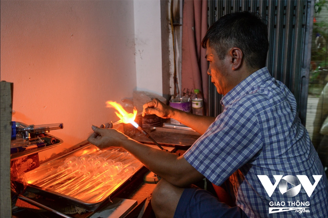 Tại xưởng của chị Tạ Thị Ngà, anh Lương Văn Trãi (chồng của chị Ngà) là người nắm chắc nhất những kỹ năng thổi thủy tinh, từ thủ công đến vận hành bằng máy.
