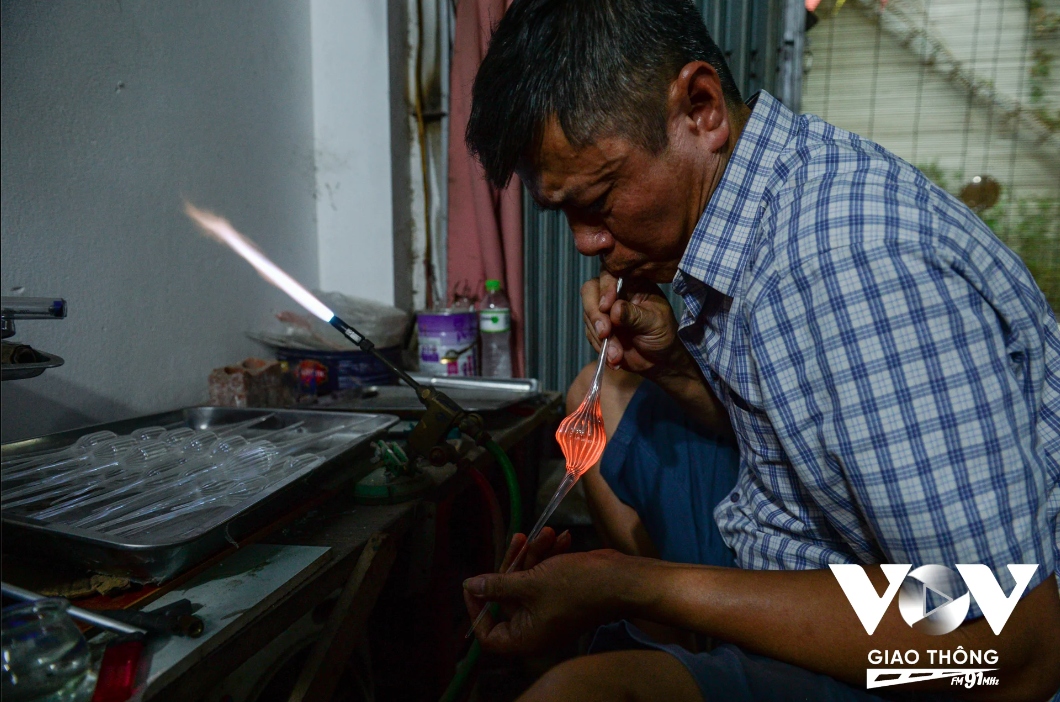 Một “cóng chim” (dùng đựng thức ăn cho chim) làm thủ công có thể tự thổi ra hình dáng của sản phẩm hoặc thổi bằng khuân để cho cóng tròn đẹp, nhanh hơn. Độ dày của cóng chim này khi làm ra từ khoảng 4mm - 4,5 mm.