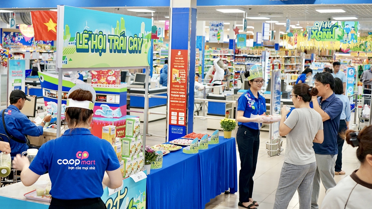 Khách hàng được mời dùng thử sản phẩm khi đến siêu thị