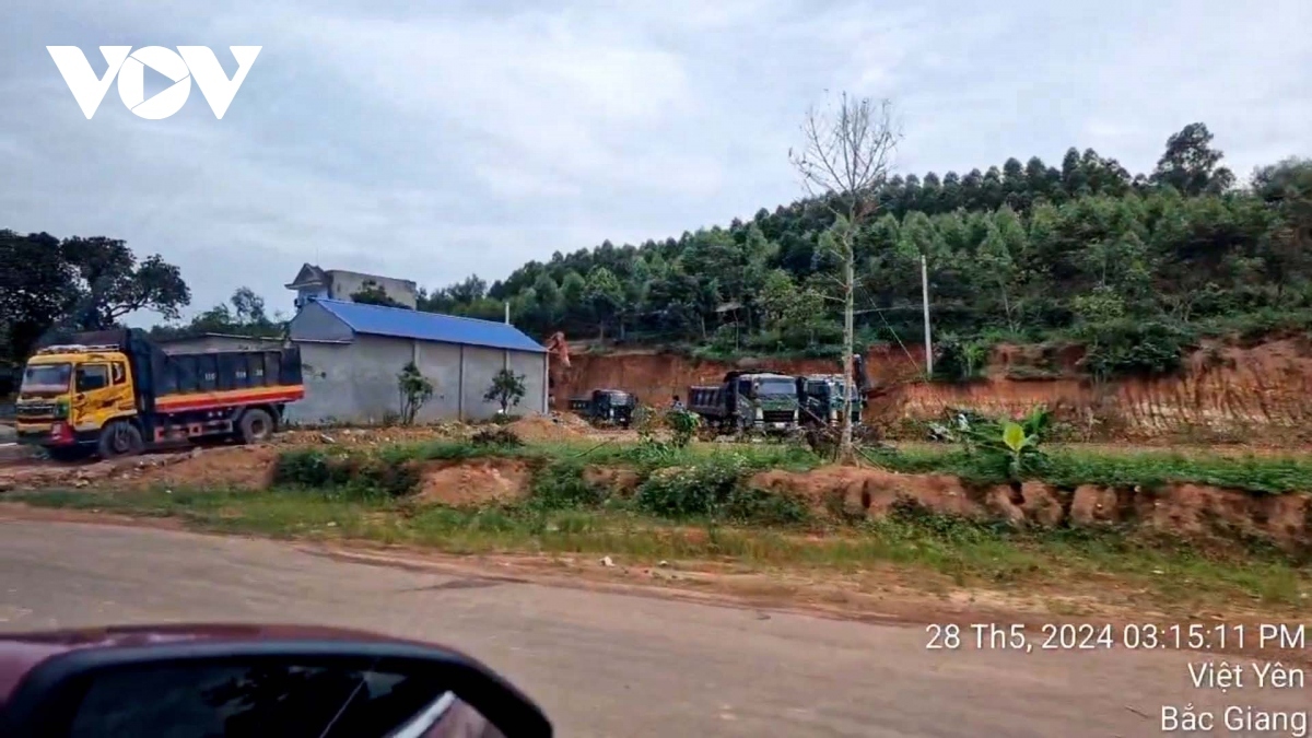 Hàng loạt xe tải trọng lớn xếp hàng chờ đến lượt "ăn hàng"