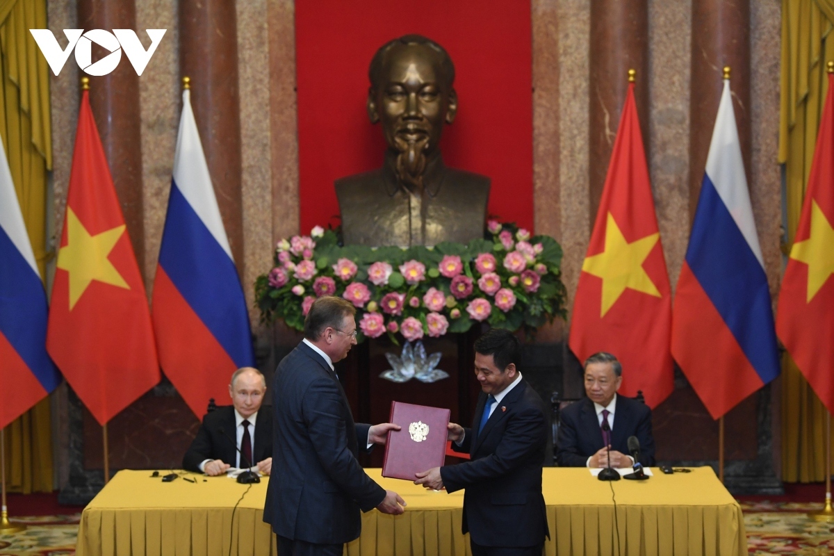 Chủ tịch nước Tô Lâm và Tổng thống Putin đã cùng chứng kiến lễ trao 11 văn kiện hợp tác trên các lĩnh vực giáo dục đào tạo, khoa học kỹ thuật, tư pháp, thể dục thể thao,…