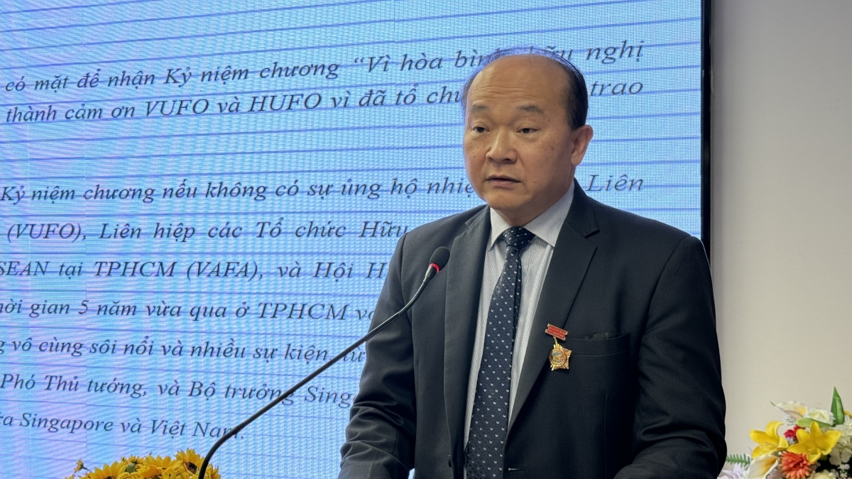 Ông Kho Ngee Seng Roy cảm ơn sự hợp tác, phối hợp chặt chẽ của lãnh đạo TP.HCM, các sở, ban, ngành và Liên hiệp các tổ chức hữu nghị Thành phố (ảnh: C.B)