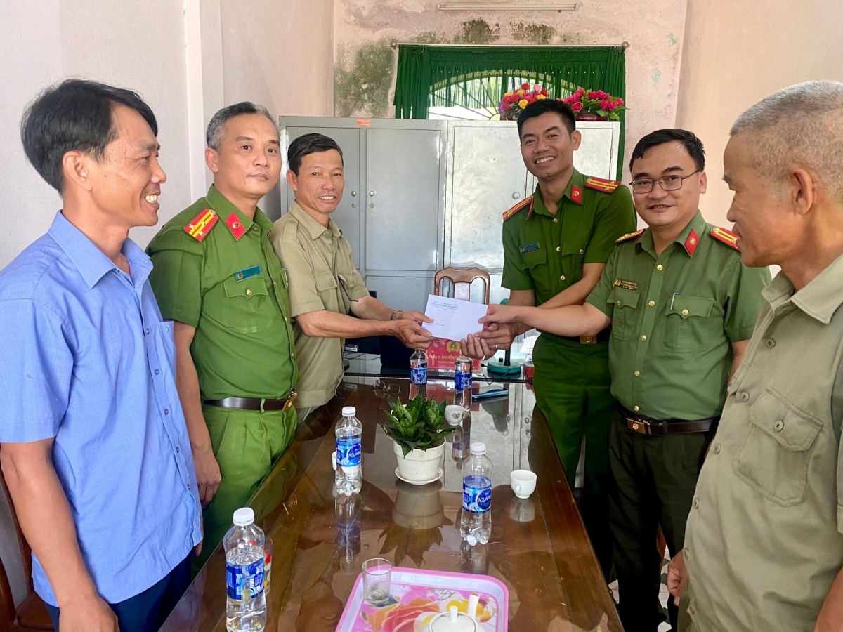 Lãnh đạo Công an huyện Tiên Phước thăm, khen thưởng đột xuất Công an thị trấn Tiên Kỳ.
