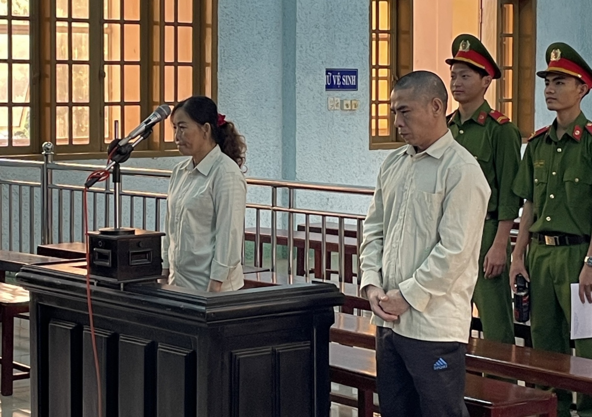 Nguyễn Thị Kim Ngọc và Thạch Văn Binh lĩnh án tù vì tội "Lưu hành tiền giả". (Ảnh: Hoàng Lộc)