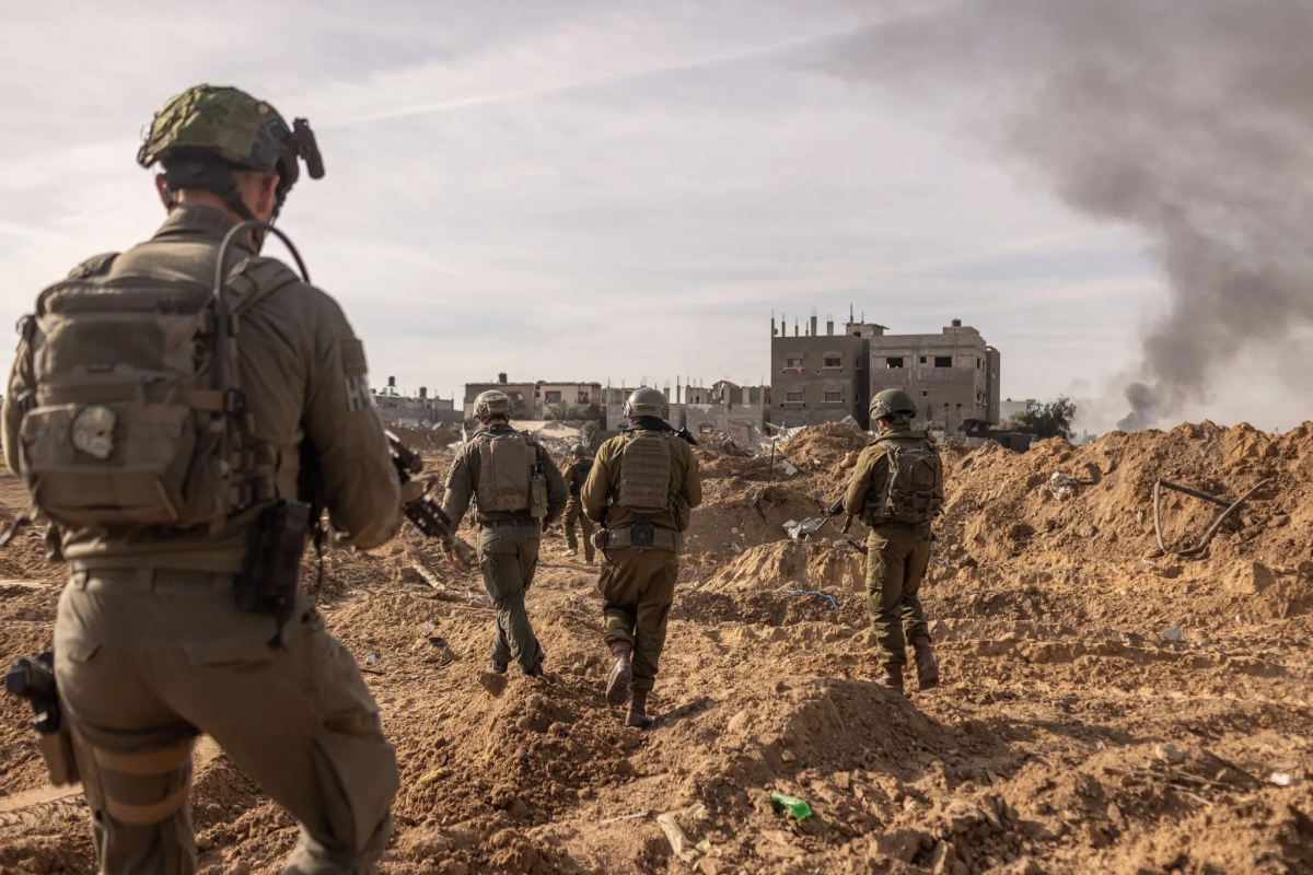 Lính Israel ở gần một lối vào đường hầm phát hiện được ở miền Trung Gaza. Ảnh: NY Times