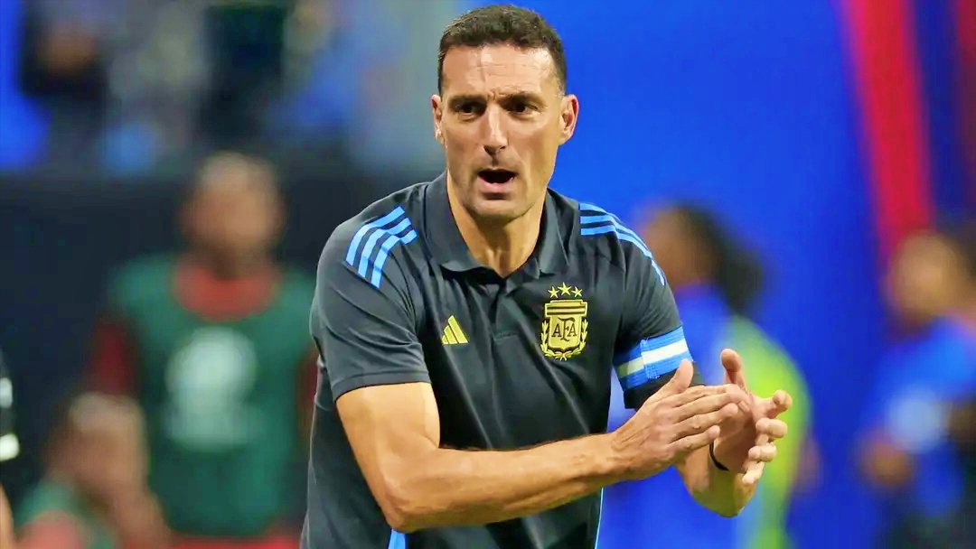 HLV Lionel Scaloni bị cấm chỉ đạo ở trận cuối vòng bảng Copa America 2024 (Ảnh: Getty).