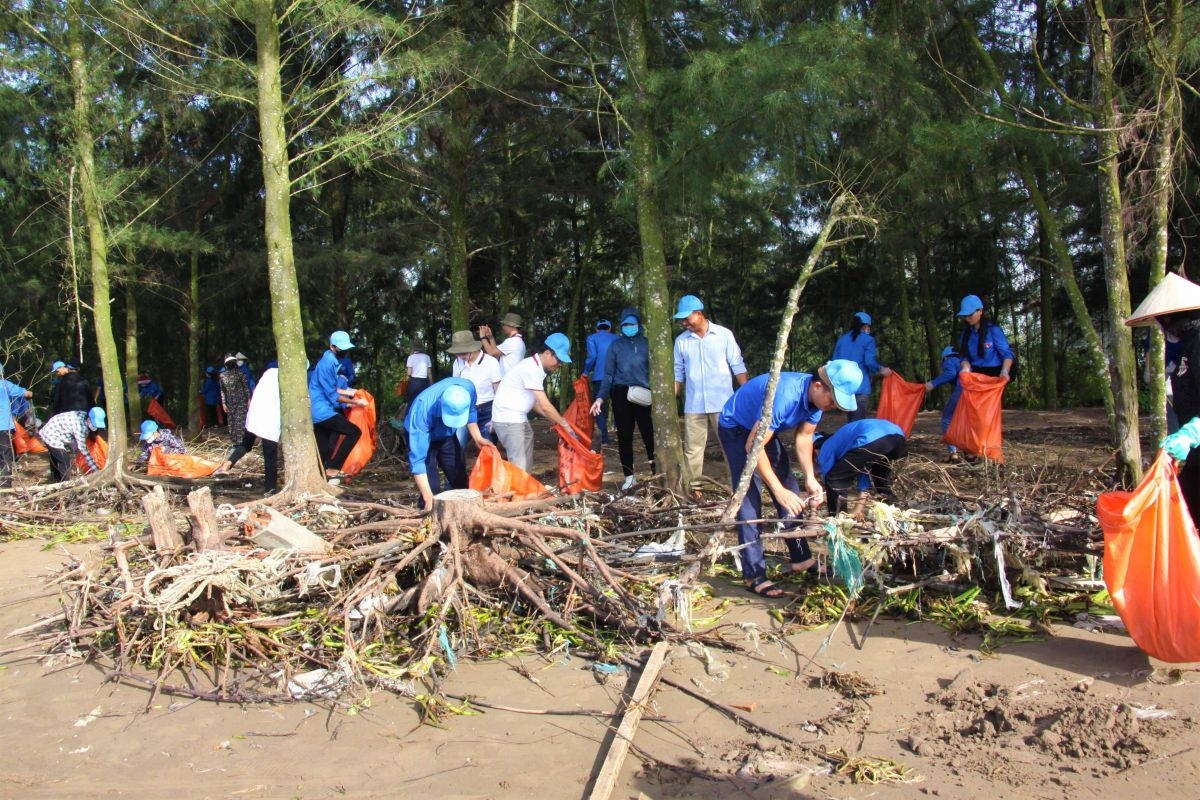 Các đại biểu, cán bộ, chiến sỹ, đoàn viên, thanh niên và nhân dân các xã ven biển huyện Kim Sơn đã trực tiếp thu gom rác tại Cồn Nổi