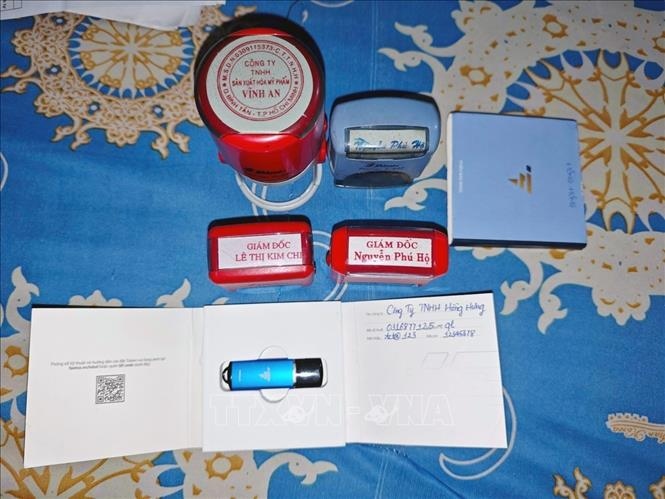 Các con dấu và một số tài liệu liên quan của vụ án mà Cơ quan cảnh sát điều tra Công an TP Tuy Hòa thu giữ. (Ảnh: Công an cung cấp)