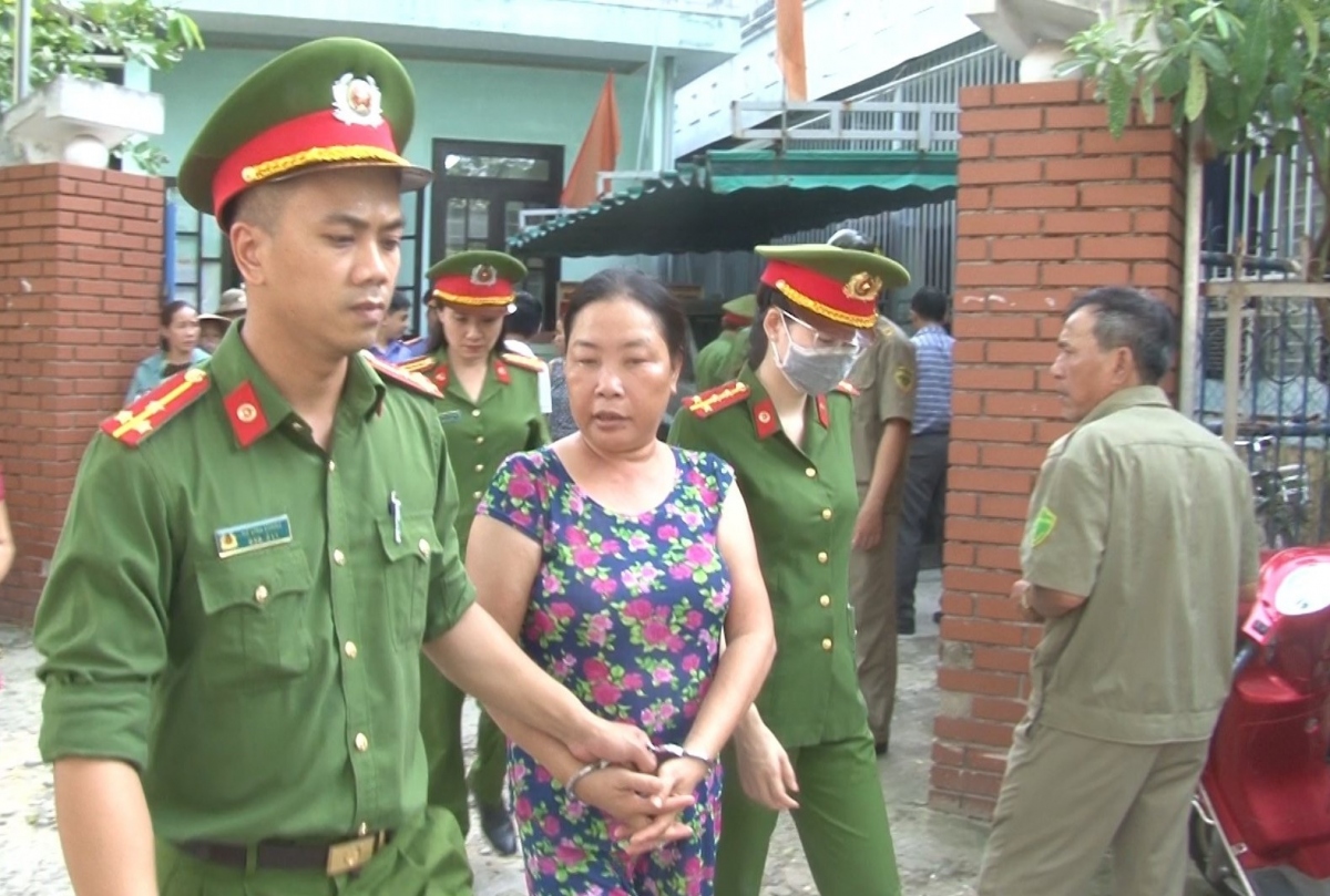 Lực lượng chức năng bắt giữ bà Lê Thị Hồng
