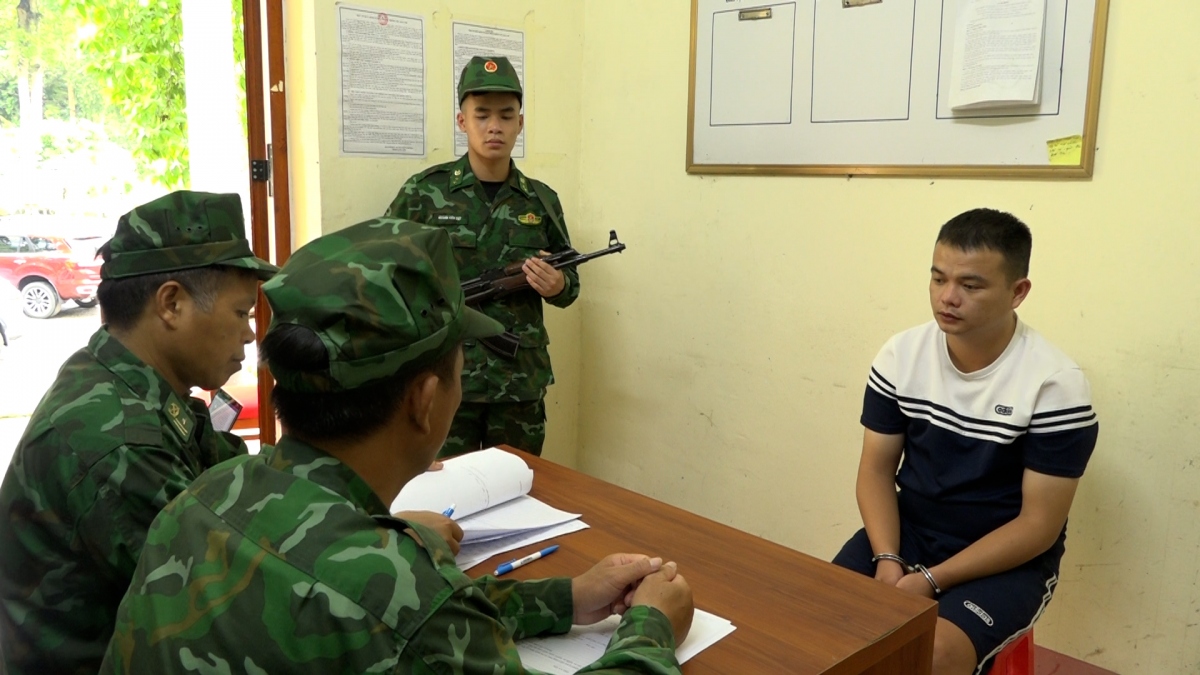 Lực lượng chức năng lấy lời khai đối tượng Hoàng Văn Lân