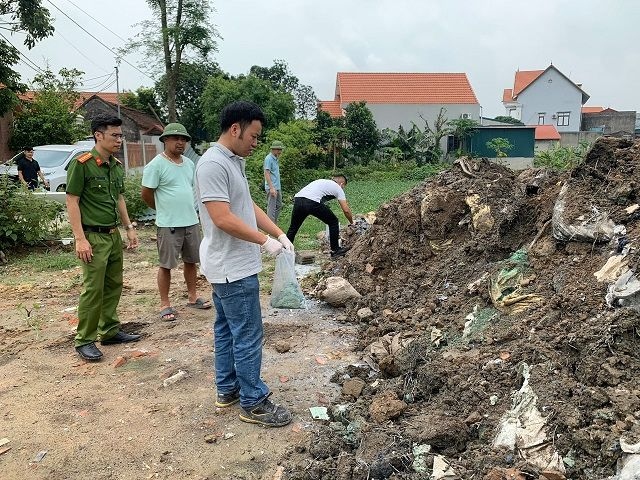 Lực lượng chức năng tiến hành khám nghiệm hiện trường (Ảnh: CA Hải Dương)