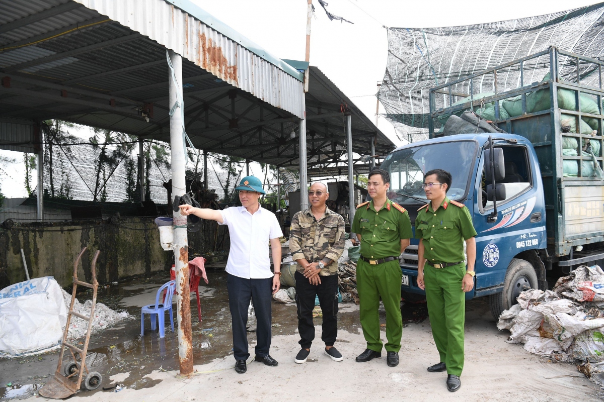 Lực lượng chức năng tới cơ sở thu mua phế liệu của anh Toàn kiểm tra, thăm hỏi.