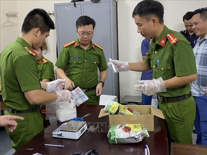 Lực lượng công an kiểm tra tang vật do hai đối tượng vận chuyển.