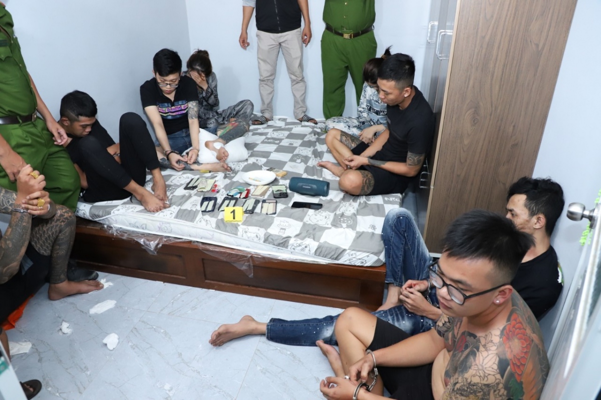 Các đối tượng cùng tang vật.