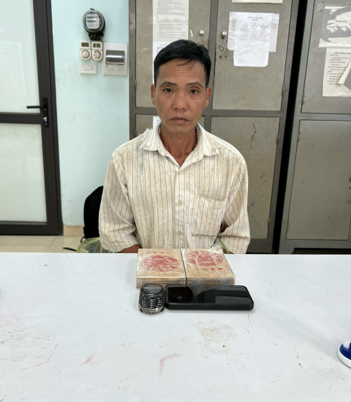 Đối tượng Phan Văn Muối cùng tang vật.