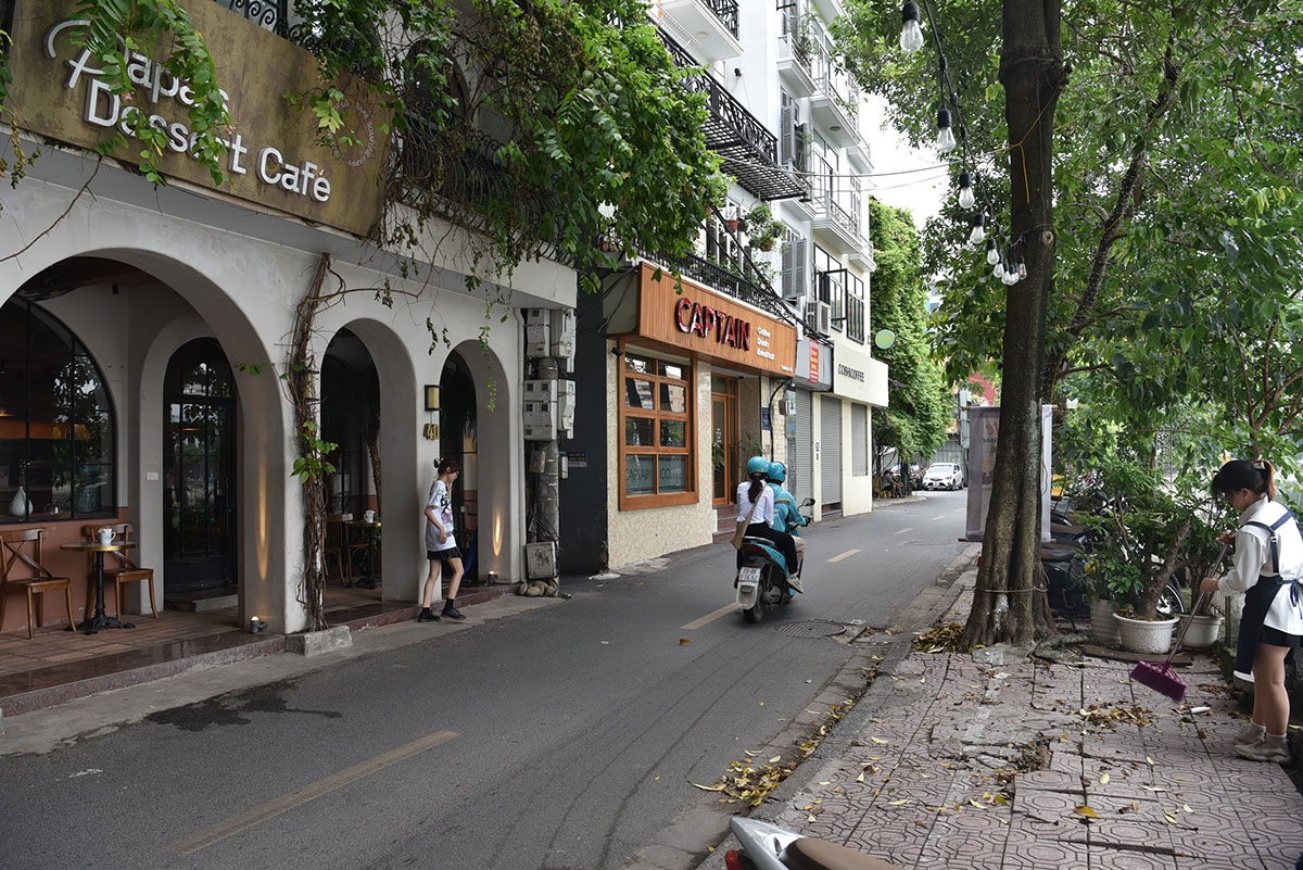 Nhờ không gian thoáng đãng con phố nhỏ này luôn hấp dẫn giới trẻ.