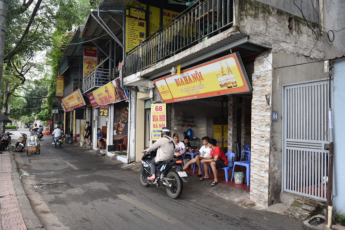 Những quán bia luôn đông kín khách vào chiều tối.