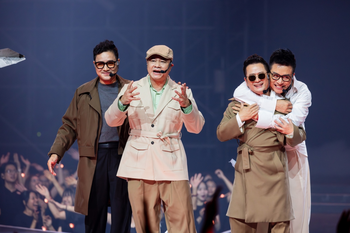 Nhóm Anh Tài Huyền Thoại trình diễn Mashup Quê Hương Tuổi Thơ Tôi và Nếu Có Yêu Tôi 