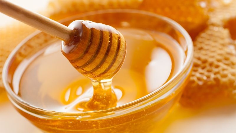 Nhiều gia đình hiện nay vẫn sử dụng mật ong như một loại thức uống bổ dưỡng mỗi sáng (ảnh minh họa)