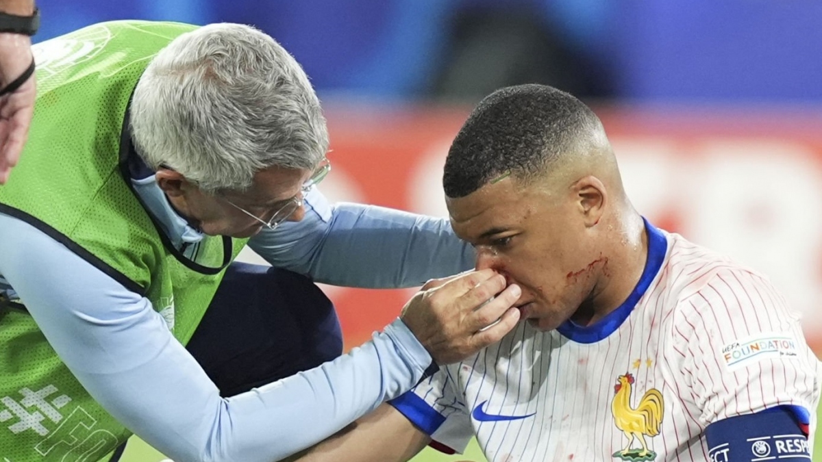 Mbappe dính chấn thương ở trận đấu với Áo (Ảnh: Getty).