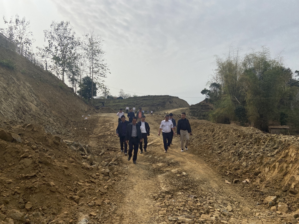 Lãnh đạo tỉnh Sơn La kiểm tra thực địa tiến độ triển khai dự án tuyến đường giao thông nối Quốc lộ 37, huyện Bắc Yên với đường Quốc lộ 279D, huyện Mường La, Sơn La (Ảnh: T.N)