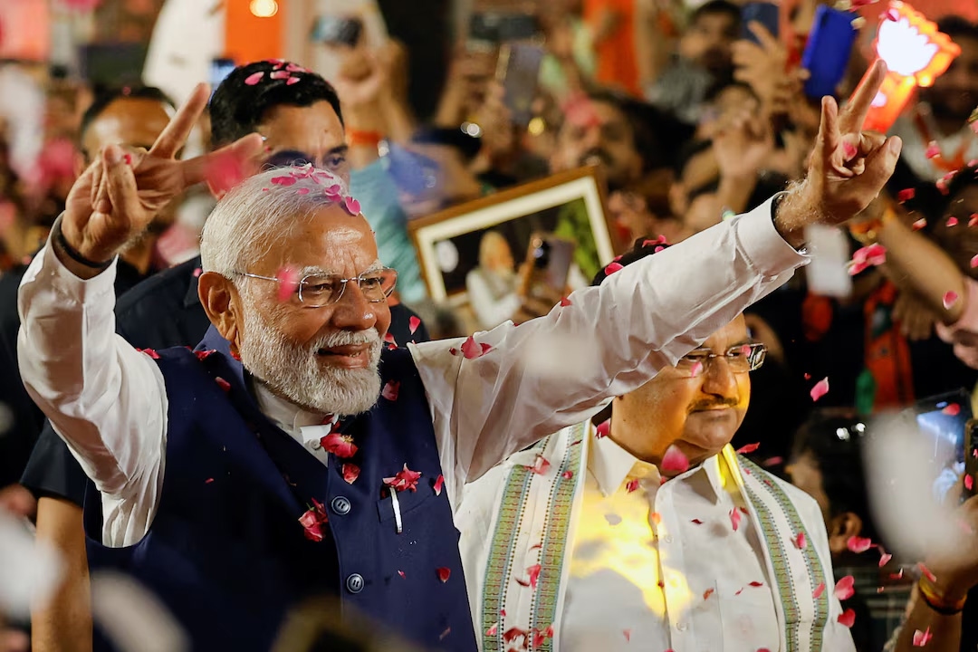 Thủ tướng Ấn Độ Narendra Modi chào người ủng hộ khi ông tới trụ sở BJP ở New Delhi, ngày 4/6/2024. Ảnh: Reuters